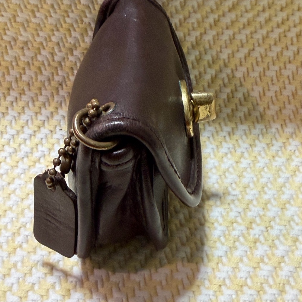Vintage Coach City
Key Fob / Coin Pouch/Air-pod Case - Picture 12 of 12